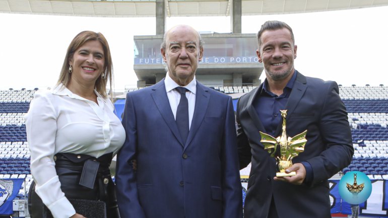 Fernando Madureira, líder dos Super Dragões, recebeu de Pinto da Costa o Dragão de Ouro para o Parceiro do Ano
