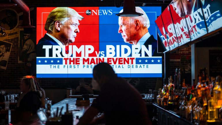 No Walters Sports Bar, em Washington D. C., as atenções estiveram concentradas nos ecrãs, com a transmissão do debate entre Biden e Trump