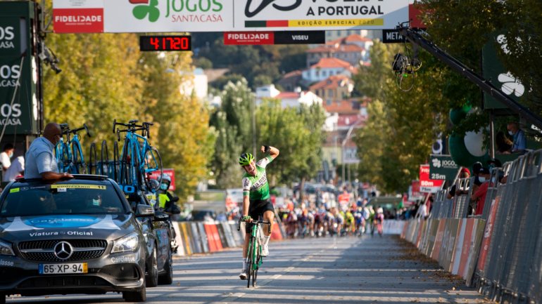 Oier Lazkano, basco de 20 anos nascido em Vitória, percorreu os últimos 40 quilómetros isolado para ganhar em Viseu a terceira etapa da Volta a Portugal