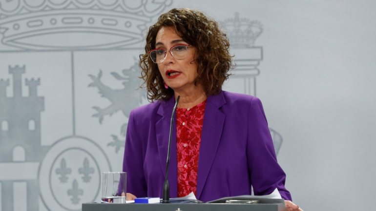 Medida anunciada pela ministra das Finanças, Maria Jesus Montero, diz respeito aos governos central, regional e municipal