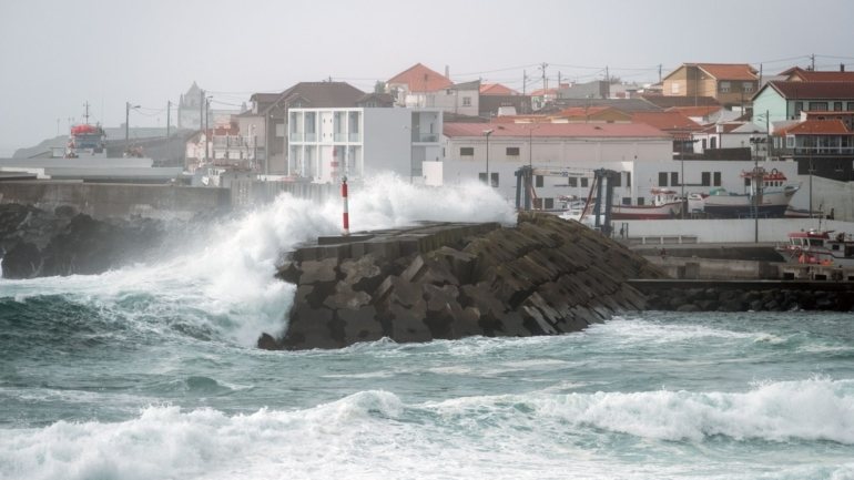 O IPMA prevê igualmente &quot;um aumento significativo da agitação marítima na costa ocidental&quot;