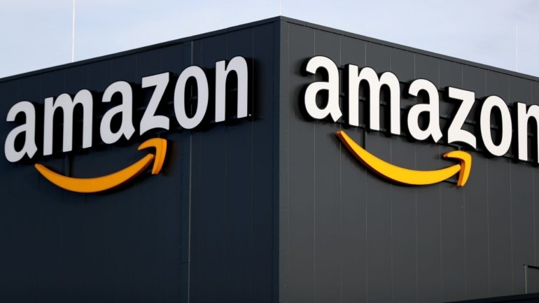 A Amazon registou um aumento sem precedentes dos negócios desde o início da pandemia, devido às restrições e distanciamento social, que forçaram as lojas físicas a fechar