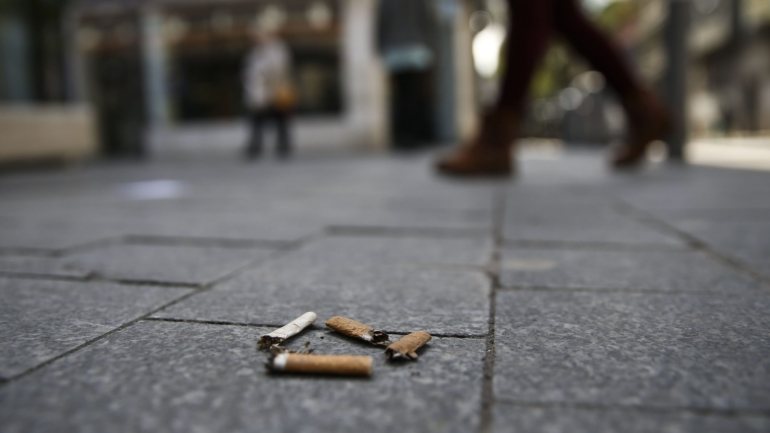 A lei que proíbe atirar pontas de cigarros ao chão entrou em vigor a 3 de setembro