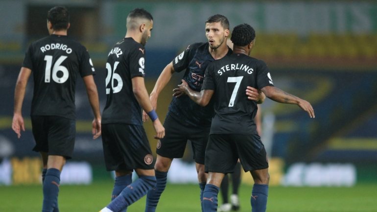Ruben Dias ainda festejou o golo de Sterling mas Manchester City não foi além do empate na estreia do central português
