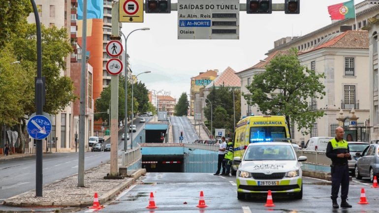 O túnel da Avenida João XXI, em Lisboa, está encerrado ao trânsito desde 18 de setembro, devido a um incêndio que teve origem numa falha no sistema de controlo elétrico.