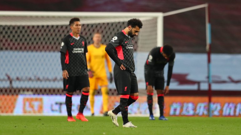 Salah ainda marcou dois golos mas defesa do Liverpool viveu uma noite de caos e sofreu sete golos 57 anos depois no Campeonato