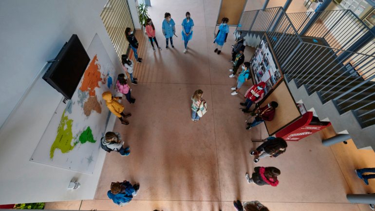 O município de Albufeira refere ainda ter procedido à reorganização das salas de aula, espaços comuns e de circulação