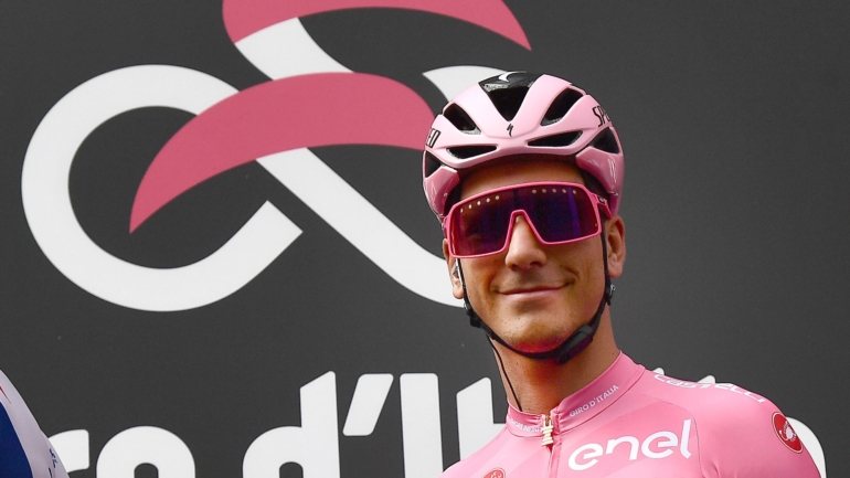 João Almeida continua a ser a grande revelação do Giro, tendo aumentado na quinta etapa a vantagem de dois para 43 segundos com a quebra de Jonathan Caicedo