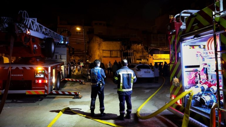 Após os dois idosos terem sido colocados em segurança, os dois polícias voltaram ao apartamento em chamas para cortarem o gás, o que evitou uma possível explosão