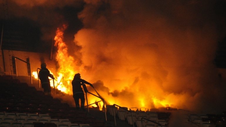 Incêndio aconteceu no final do dérbi entre Benfica e Sporting em novembro de 2011 (1-0), ganhando proporções que colocaram adeptos em perigo