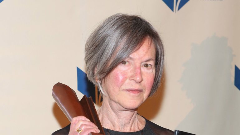 Louise Glück recebeu o Prémio Nobel da Literatura de 2020 pela sua “voz poética inconfundível que, com beleza austera, torna a existência individual universal”