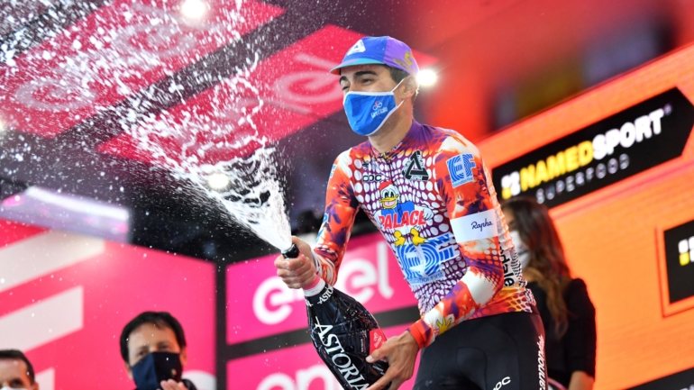 Rúben Guerreiro tornou-se o primeiro português a ganhar uma etapa no Giro desde Acácio da Silva em 1989 e conquistou camisola azul da montanha