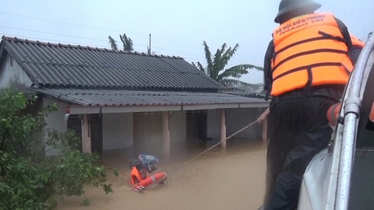 As imagens da televisão vietnamita mostraram populações desta província e de outras vizinhas totalmente submersas