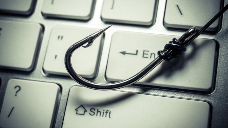 A prática é mais conhecida por phishing. A vítima é aliciada com um link para um desconto que pode receber no seu e-mail ou por mensagem de texto
