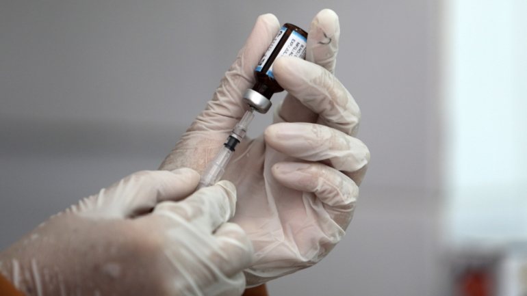 Em 23 de setembro, a empresa norte-americana tinha anunciado o início dos ensaios da fase três, última etapa de desenvolvimento de uma vacina contra a Covid-19