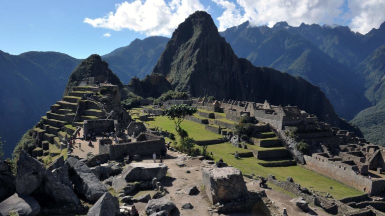 Machu Picchu fica no topo de uma montanha, a mais de 2.400 metros de altitude