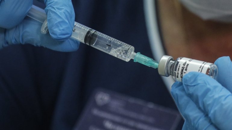 A Rússia registou em agosto passado a sua primeira vacina contra o novo coronavírus
