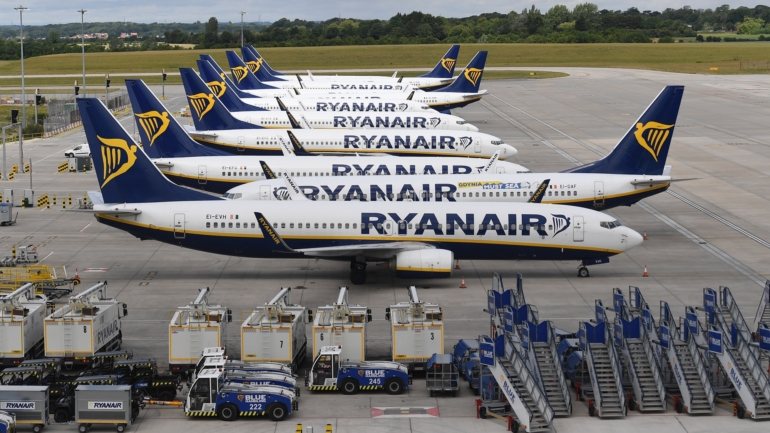O diretor-geral da Ryanair, Michael O'Leary, culpa a &quot;má gestão dos voos aéreos da União Europeia&quot; para justificar esta redução nos seus planos de voo