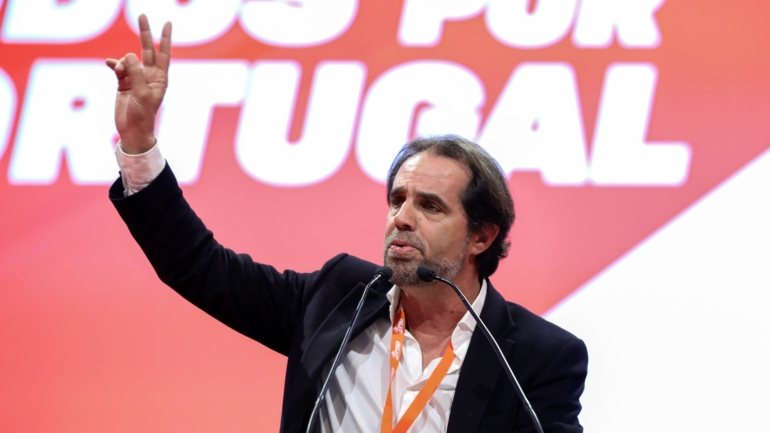 Miguel Albuquerque critica, sobretudo, o PS/Madeira, o maior partido da oposição regional, afirmando estar &quot;em perfeito coma&quot;, &quot;sem programa&quot; e com um &quot;líder fraquíssimo&quot; (Paulo Cafôfo)