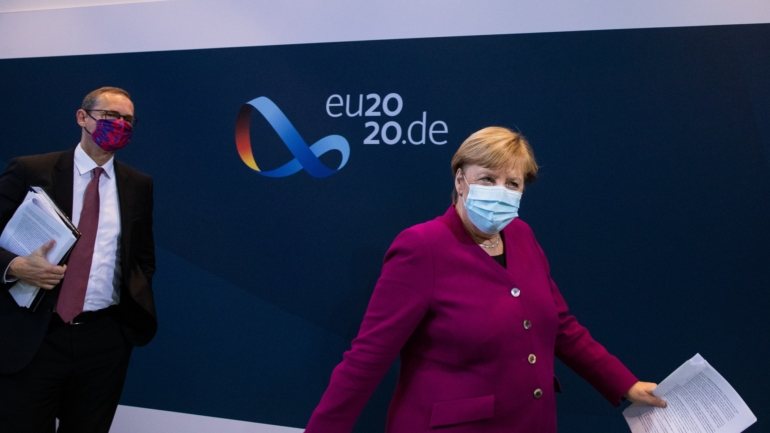 A chanceler alemã, Angela Merkel, anunciou na noite de quarta-feira a introdução de novas medidas mais restritivas, após uma reunião com responsáveis dos 16 estados regionais