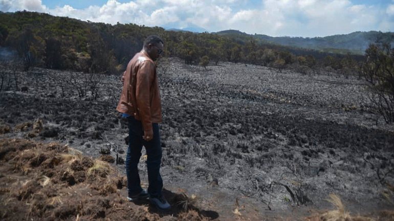 O fogo espalhou-se, tornando-se mais difícil controlar as chamas, disse Kigwangalla, acrescentando que &quot;o desafio é o vento forte, o prado seco e o mato&quot;