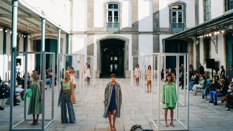 A 47ª edição do Portugal Fashion começou esta quinta-feira, com limitações de público, desfiles ao ar livre e uso obrigatório de máscara em todos os espaços
