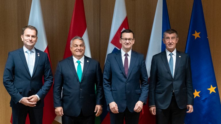 Os primeiros-ministros do grupo de Visegrado: (a partir da esquerda) Igor Matovic da Eslováquia, Viktor Órban da Hungria, Mateusz Morawiecki da Polónia e Andrej Babis da República Checa