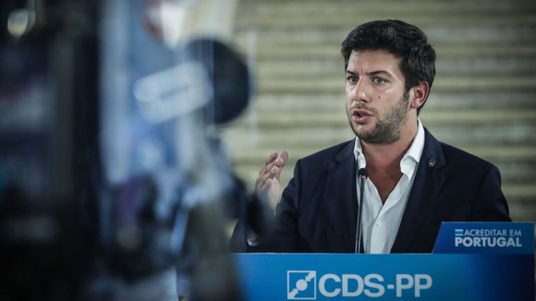 Francisco Rodrigues dos Santos, líder do CDS-PP, falava aos jornalistas no final de uma ação de contacto com a população da Madalena, no Pico, no âmbito das eleições regionais