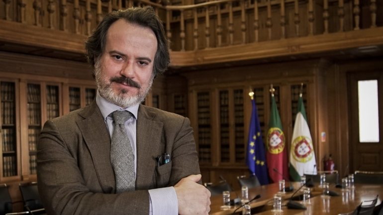 Deputado do PS Sérgio Sousa Pinto está contra o uso obrigatório da app de rastreio