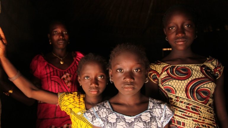 O centro de acolhimento da associação, situado no bairro de Enterramento, subúrbios de Bissau, tem neste momento seis raparigas