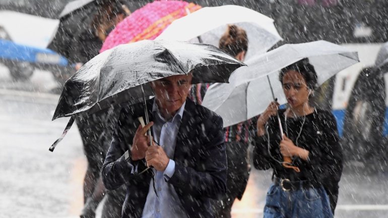 A Proteção Civil lançou um alerta à população e recomendou a adoção de comportamentos adequados à situação meteorológica