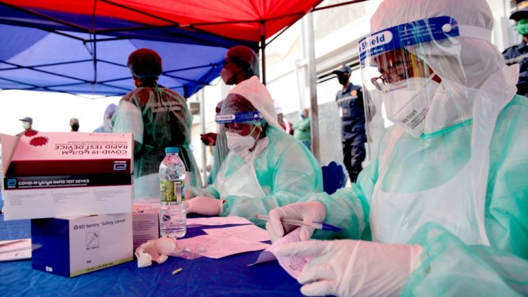 Desde o início da pandemia, mais de metade dos casos foram contabilizados nos Estados Unidos, Índia e Brasil