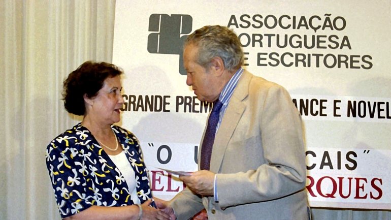 Helena Marques a receber o Grande Prémio de romance das mãos do então Presidente da República, Mário Soares