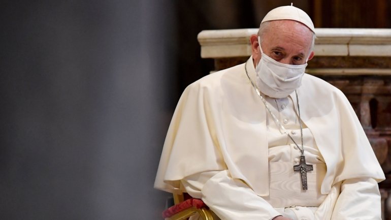 Nos últimos meses, surgiram várias críticas ao Sumo Pontífice por raramente usar máscara