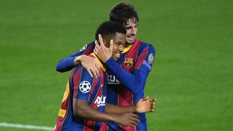 Francisco Trincão, aqui a festejar com Ansu Fati o segundo golo do Barcelona ainda antes do intervalo, fez a estreia como titular em Camp Nou