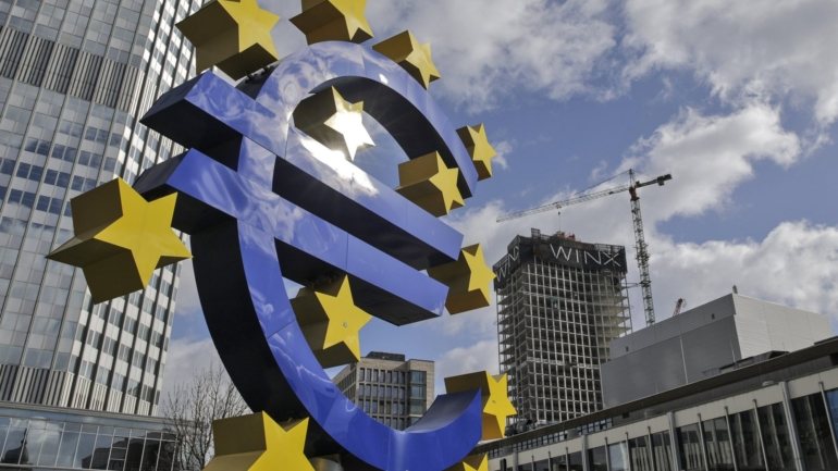 A UE emitiu 10.000 milhões de euros em obrigações a 10 anos e 7.000 milhões a 20 anos