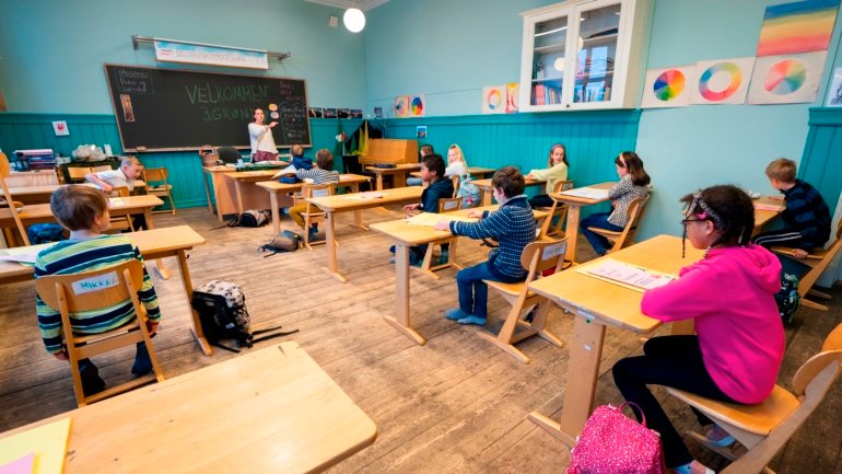 Quando as escolas norueguesas reabriram em abril, o nível de medidas era vermelho, o mais alto