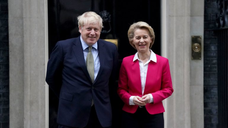 Boris Johnson e Ursula von der Leyen num encontro em Londres em janeiro