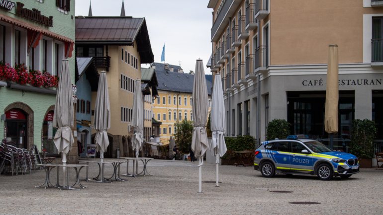A polícia faz o patrulhamento em Berchtesgaden para garantir que os habitantes respeitam o confinamento impostos esta terça-feira