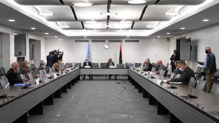 Duas autoridades disputam atualmente o poder: o governo de acordo nacional (GAN, reconhecido pela ONU e sediado em Tripoli) e o poderoso marechal Khalifa Haftar no leste do país