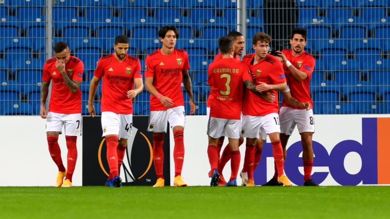 Com quatro vitórias em quatro jogos no campeonato, o Benfica lidera a competição com 12 pontos
