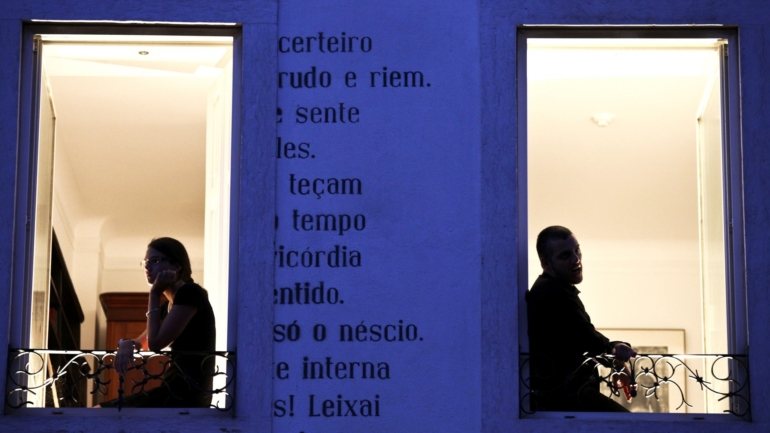 Nesta casa, no n.º 18 da Rua Coelho da Rocha, em Lisboa, Fernando Pessoa viveu os últimos 15 anos de vida
