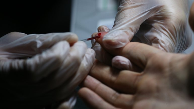 Os testes rápidos feitos em casa usam uma gota de sangue