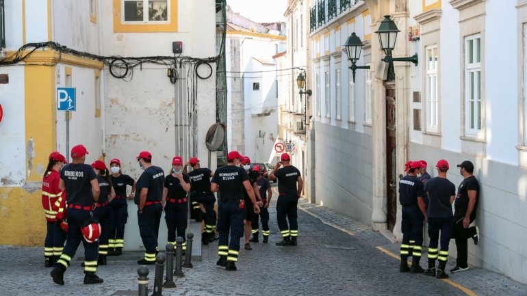 A Liga dos Bombeiros Portugueses alertou que as associações humanitárias &quot;dificilmente vão conseguir&quot; sobreviver
