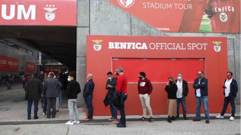 Muitos associados do Benfica preferiram arriscar votar nos pontos mais perto em Lisboa ao perceberem a enchente que se registava na Luz