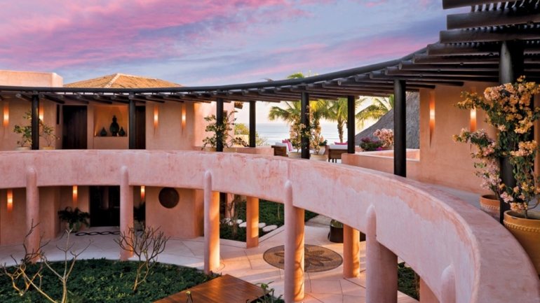 Chrissy Teigen e o marido John Legend alugaram em julho a Villa Tesoro, um complexo de sete suítes que custa 8.500 dólares por noite