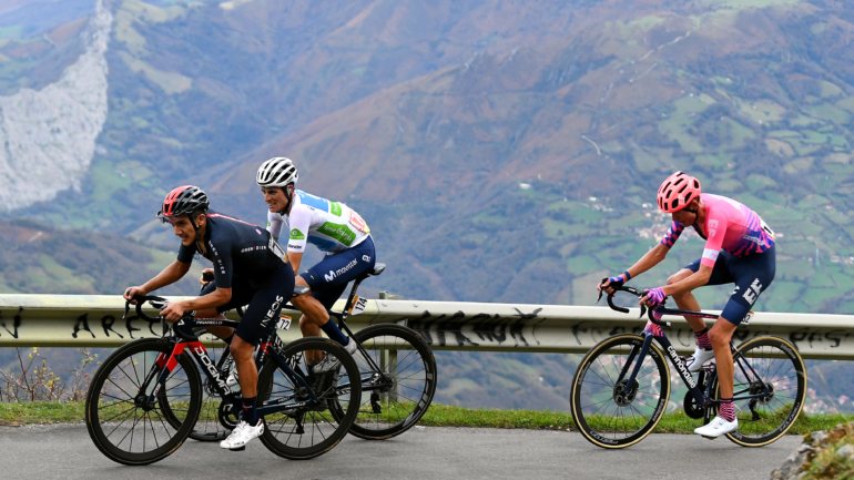 Carapaz, Hugh Carty e Enric Mas na subida ao alto do Angliru, este domingo, na Volta à Espanha em bicicleta