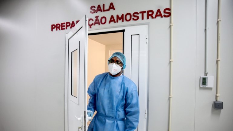 Angola totaliza 11.035 casos, incluindo 286 óbitos, 4.920 recuperados e mais de 5.000 ativos, com 16 doentes em estado crítico e 29 graves.