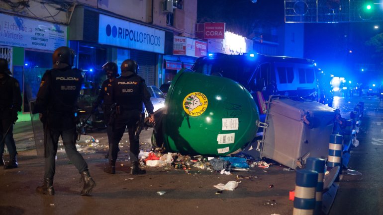 A polícia espanhola foi chamada a intervir em cidades como Madrid (na imagem), na sequência de protestos violentos contra a paralisação decretada para travar a pandemia da Covid-19