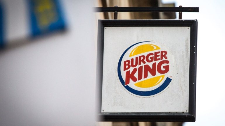 A Burger King explica que os restaurantes &quot;empregam milhares de pessoas&quot; e que &quot;neste momento&quot; precisam de ajuda